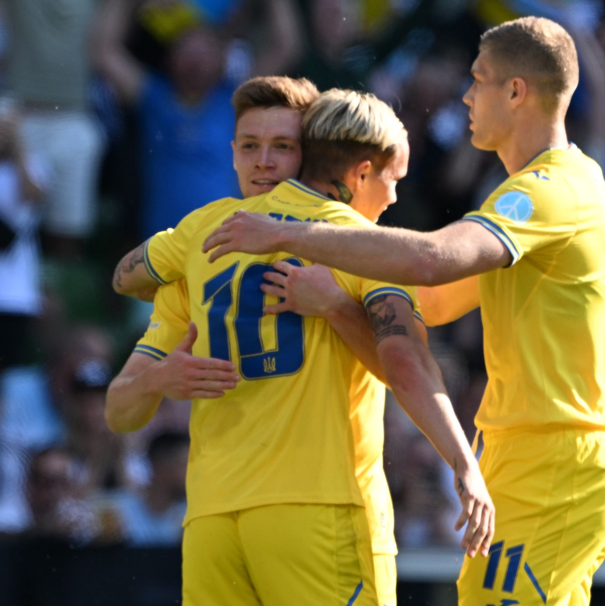 Der Ukrainer Mykhailo Mudryk (M) erzielte den Treffer zum 2:1. - Foto: Federico Gambarini/dpa
