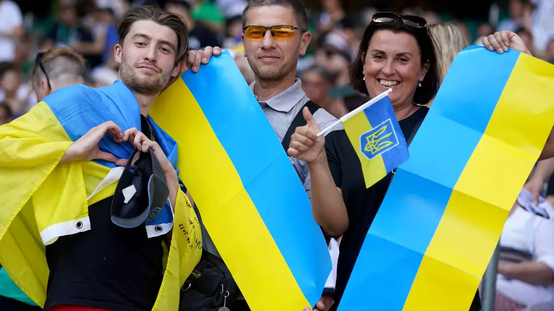 Ukrainische Fans im Bremer Weserstadion. - Bild: Marcus Brandt/dpa