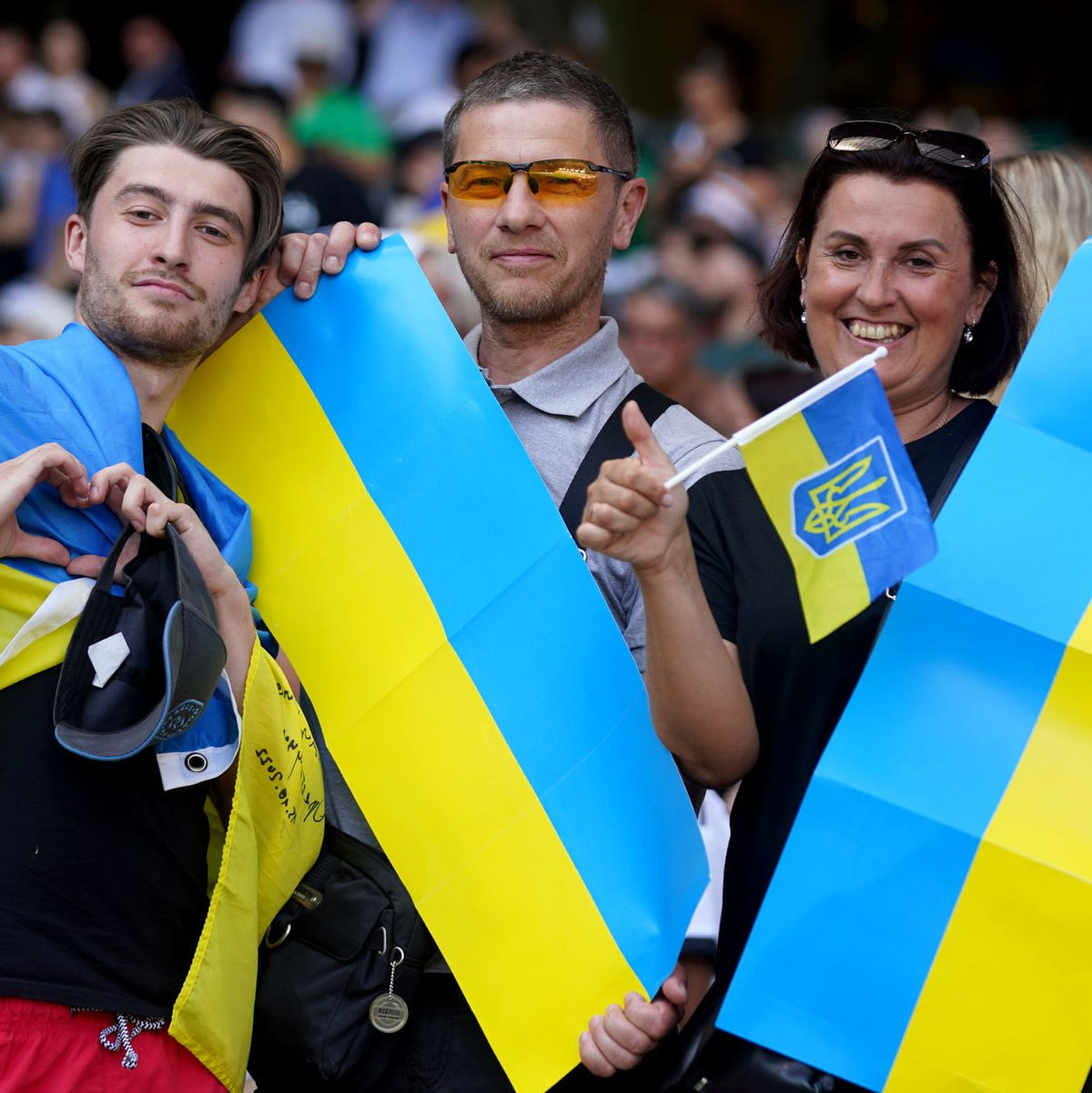 Ukrainische Fans im Bremer Weserstadion. - Foto: Marcus Brandt/dpa