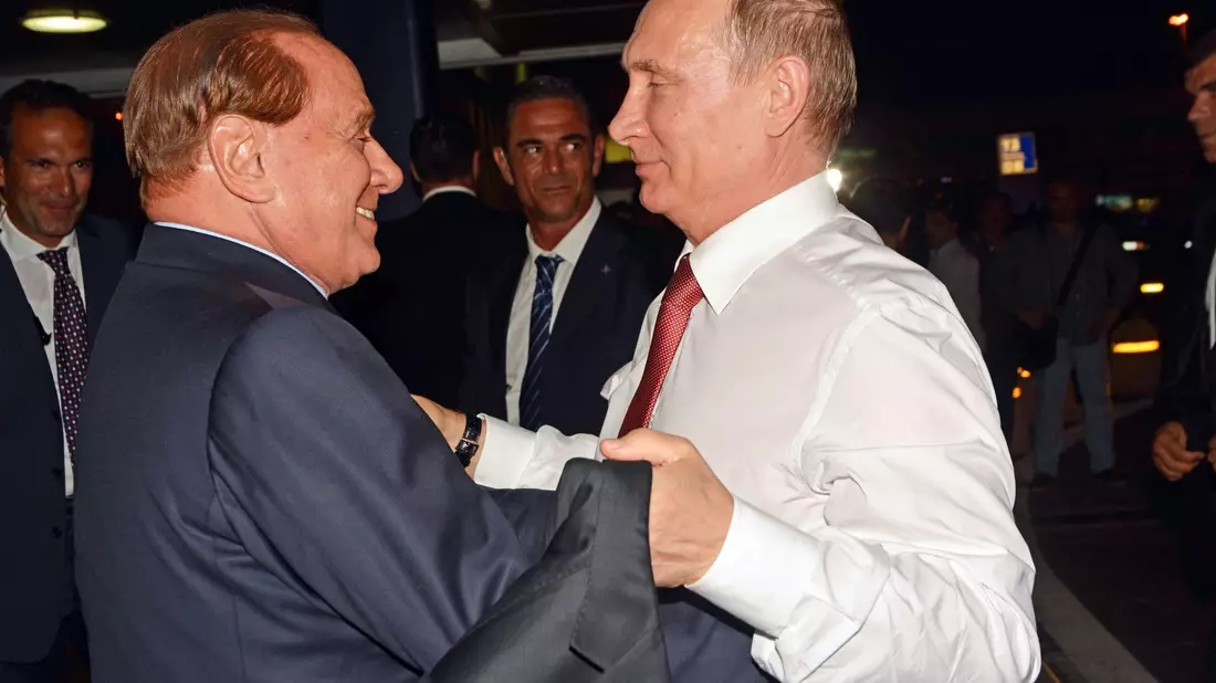 Herzlich einander zugetan: Silvio Berlusconi (l) und Wladimir Putin. - Bild: Telenews/ANSA/EPA/dpa