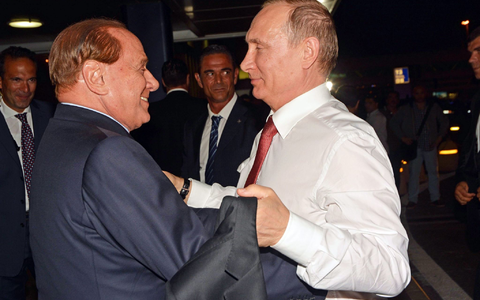 Herzlich einander zugetan: Silvio Berlusconi (l) und Wladimir Putin. - Foto: Telenews/ANSA/EPA/dpa