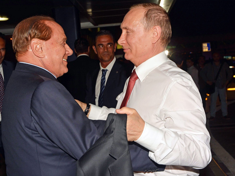 Herzlich einander zugetan: Silvio Berlusconi (l) und Wladimir Putin. - Foto: Telenews/ANSA/EPA/dpa