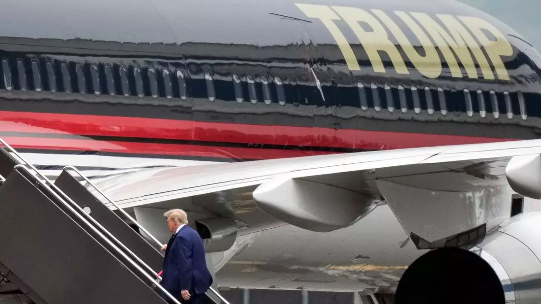 Donald Trump besteigt am Flughafen Newark sein Flugzeug, um nach Miami zu fliegen. - Bild: Bryan Woolston/AP/dpa