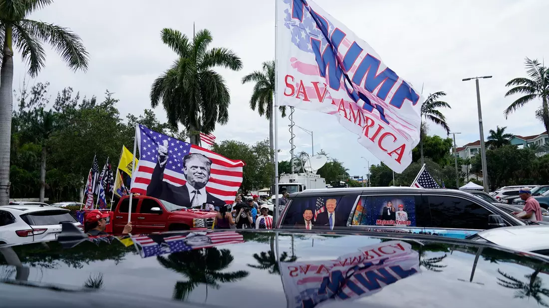 Anhänger von Donald Trump versammeln sich vor dem Trump National Doral Resort. - Bild: Alex Brandon/AP/dpa