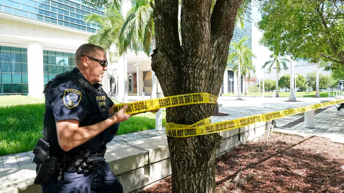 Die Polizei in Miami bereitet sich auf Trumps Gerichtstermin vor. - Bild: Wilfredo Lee/AP/dpa