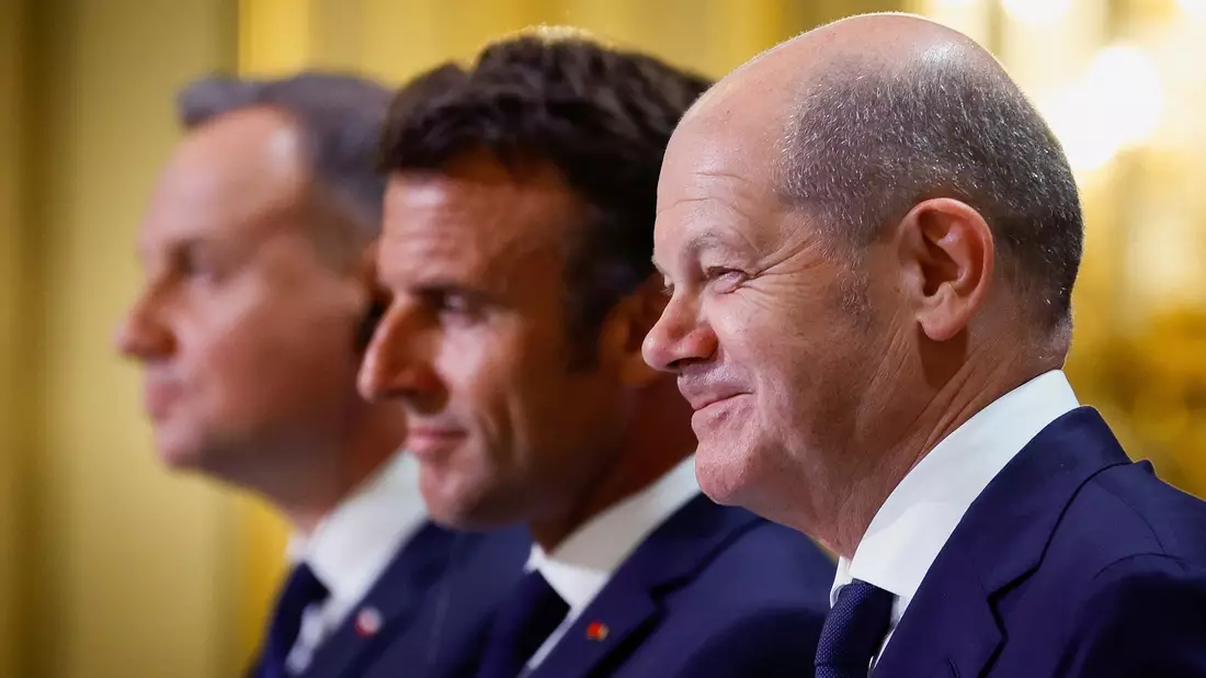 Andrzej Duda (l-r, Emmanuel Macron und Olaf Scholz bei der gemeinsamen Pressekonferenz im Élysée-Palast. - Bild: Sarah Meyssonnier/Reuters Pool/AP/dpa
