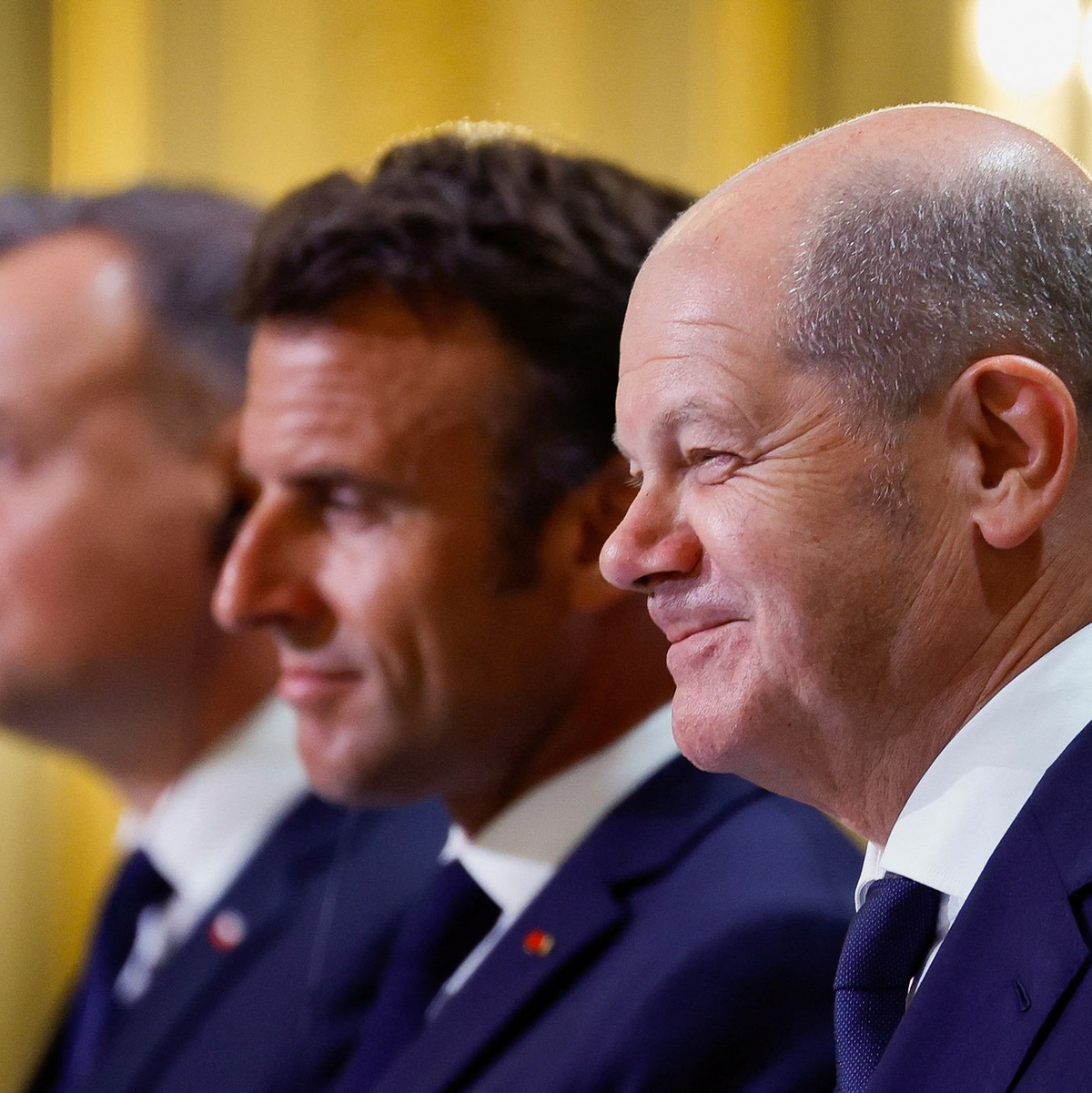 Andrzej Duda (l-r, Emmanuel Macron und Olaf Scholz bei der gemeinsamen Pressekonferenz im Élysée-Palast. - Foto: Sarah Meyssonnier/Reuters Pool/AP/dpa