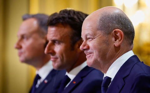 Andrzej Duda (l-r, Emmanuel Macron und Olaf Scholz bei der gemeinsamen Pressekonferenz im Élysée-Palast. - Foto: Sarah Meyssonnier/Reuters Pool/AP/dpa