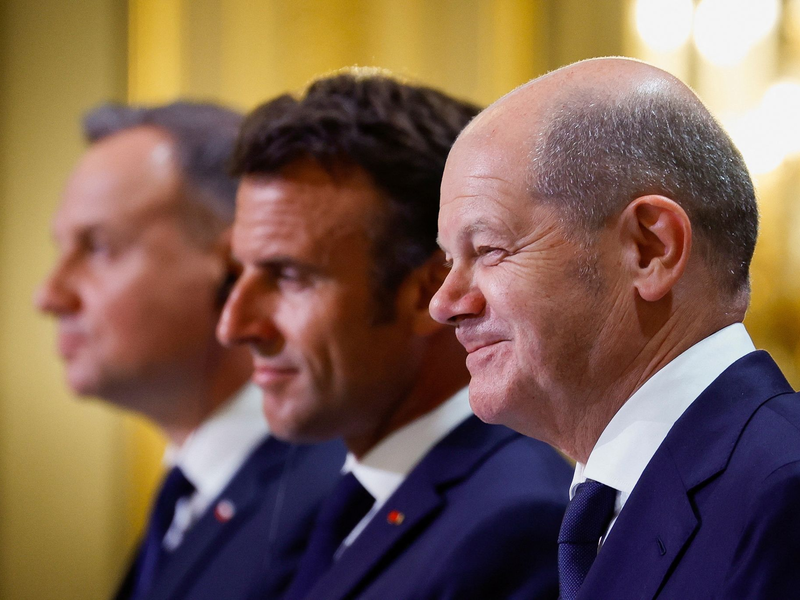 Andrzej Duda (l-r, Emmanuel Macron und Olaf Scholz bei der gemeinsamen Pressekonferenz im Élysée-Palast. - Foto: Sarah Meyssonnier/Reuters Pool/AP/dpa