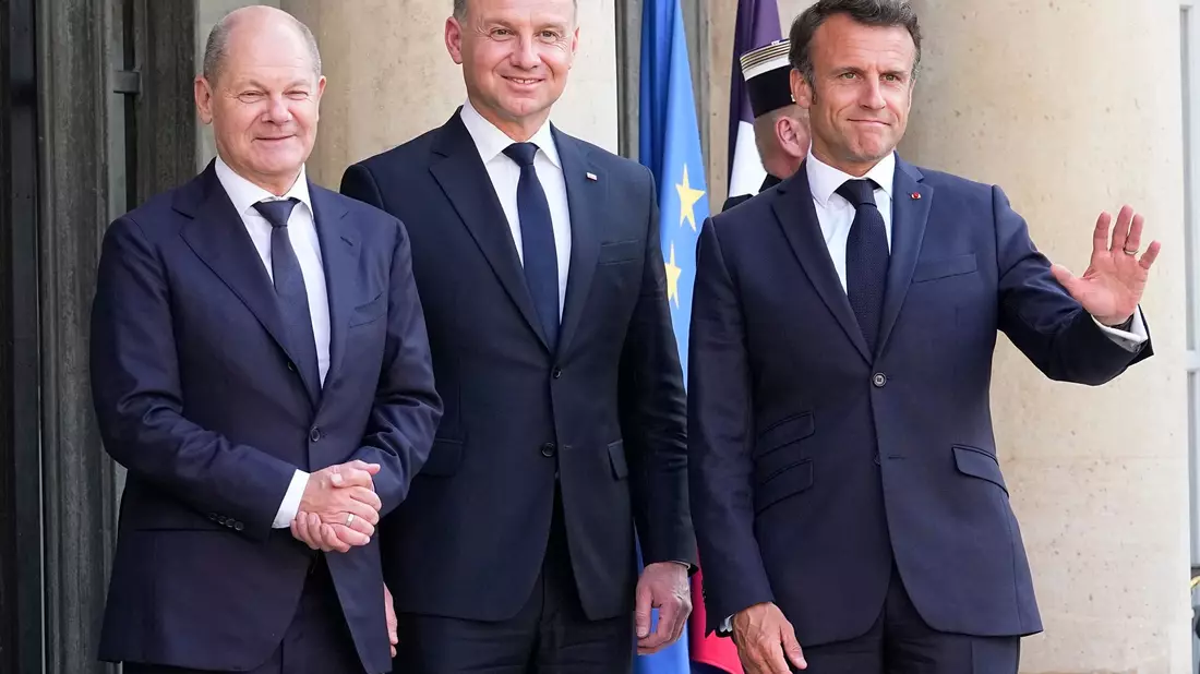 Olaf Scholz (l-r), Andrzej Duda und Emmanuel Macron vor dem Élysée-Palast. - Bild: Michel Euler/AP/dpa