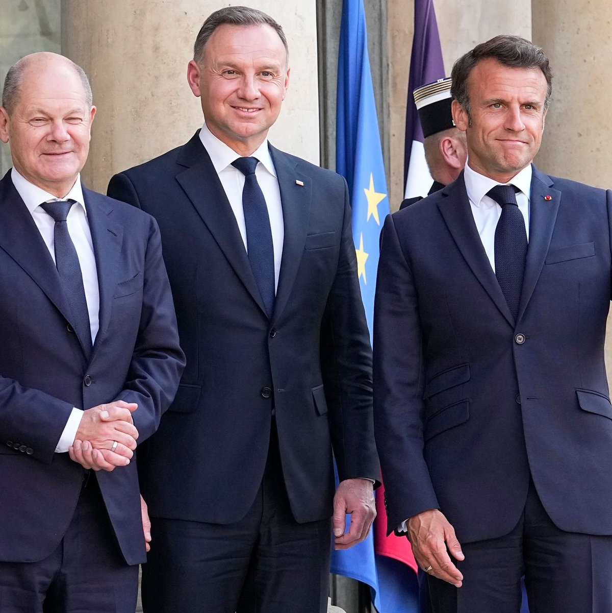Olaf Scholz (l-r), Andrzej Duda und Emmanuel Macron vor dem Élysée-Palast. - Foto: Michel Euler/AP/dpa