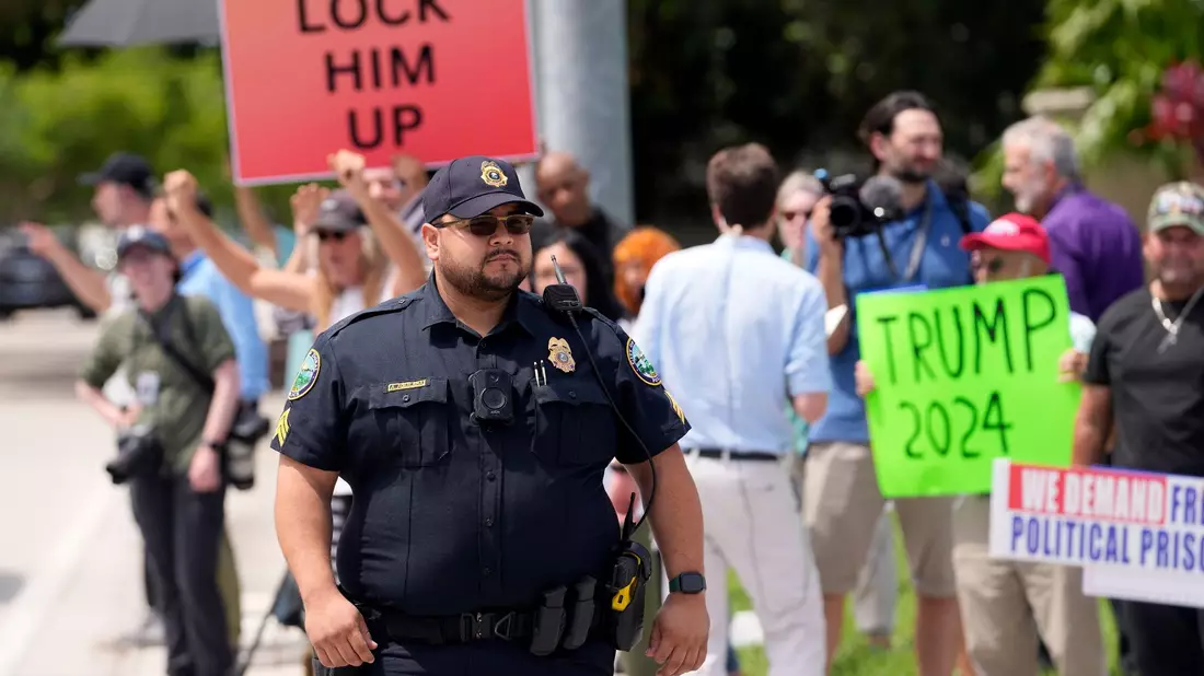 Demonstranten und Unterstützer warten auf die Ankunft von Donald Trump vor dem Trump National Doral Resort warten. - Bild: Gerald Herbert/AP/dpa
