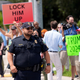 Demonstranten und Unterstützer warten auf die Ankunft von Donald Trump vor dem Trump National Doral Resort warten. - Foto: Gerald Herbert/AP/dpa