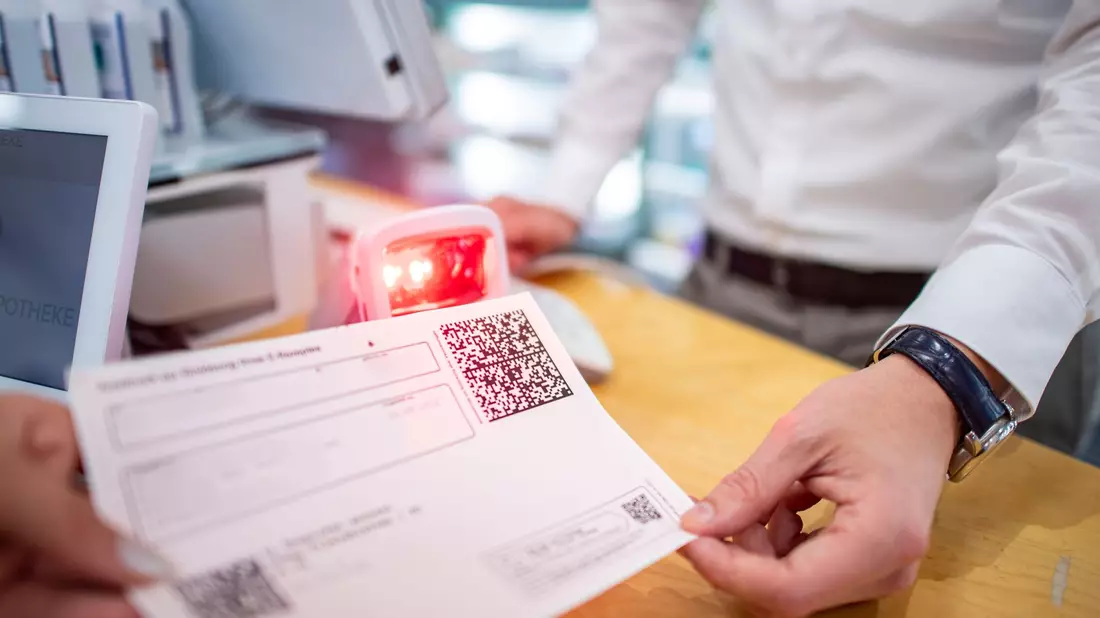 Vom 1. Januar 2024 an soll es für Ärztinnen und Ärzte verpflichtend sein, Verschreibungen elektronisch auszustellen. - Bild: David Inderlied/dpa
