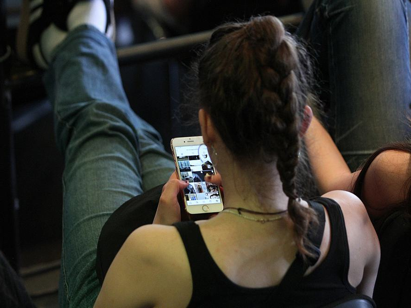 Junge Frau mit Smartphone - Foto: ?ber dts Nachrichtenagentur