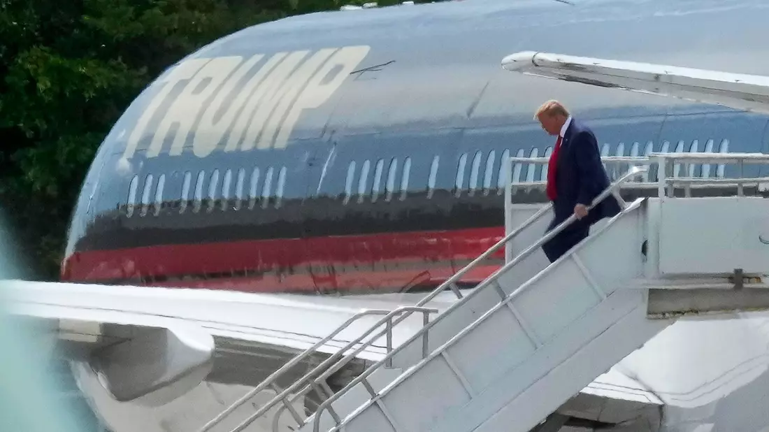Der ehemalige US-Präsident Donald verlässt am Miami International Airport sein Flugzeug. Nach der Anklage in der Affäre um geheime Regierungsdokumente gibt er sich kämpferisch. - Bild: Rebecca Blackwell/AP