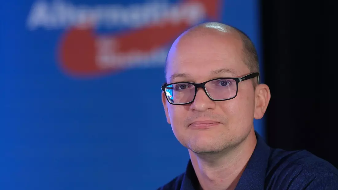 Thüringer AfD-Landessprecher Stefan Möller sitzt beim Landesparteitag nach seiner Wiederwahl auf der Bühne. - Bild: Sebastian Willnow/dpa