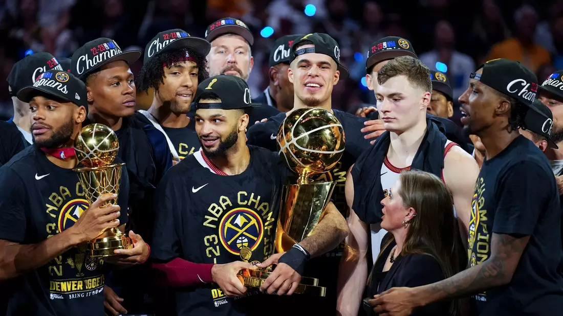 Nuggets-Guard Jamal Murray hält die Larry O'Brien NBA Championship Trophy nach dem Sieg. - Bild: Jack Dempsey/AP/dpa