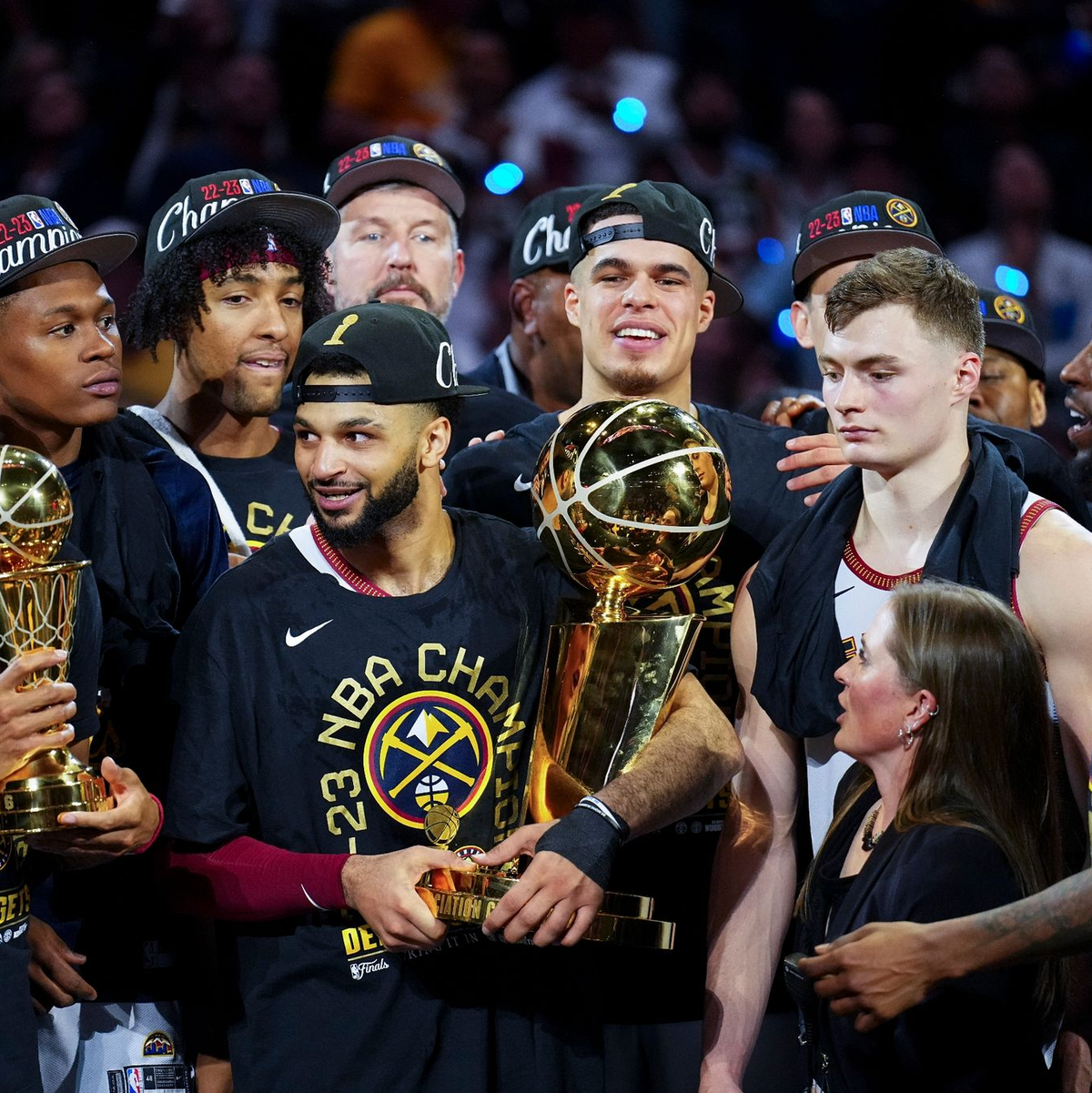 Nuggets-Guard Jamal Murray hält die Larry O'Brien NBA Championship Trophy nach dem Sieg. - Foto: Jack Dempsey/AP/dpa