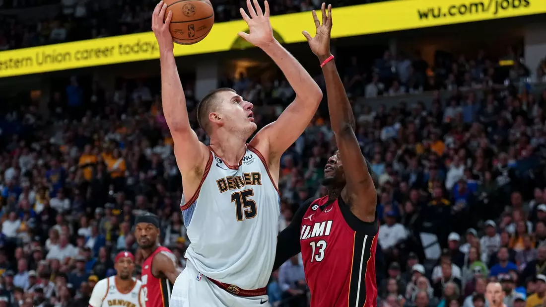 Denver Nuggets-Center Nikola Jokic (15) wirft über Miami Heat-Center Bam Adebayo. - Bild: Jack Dempsey/AP/dpa