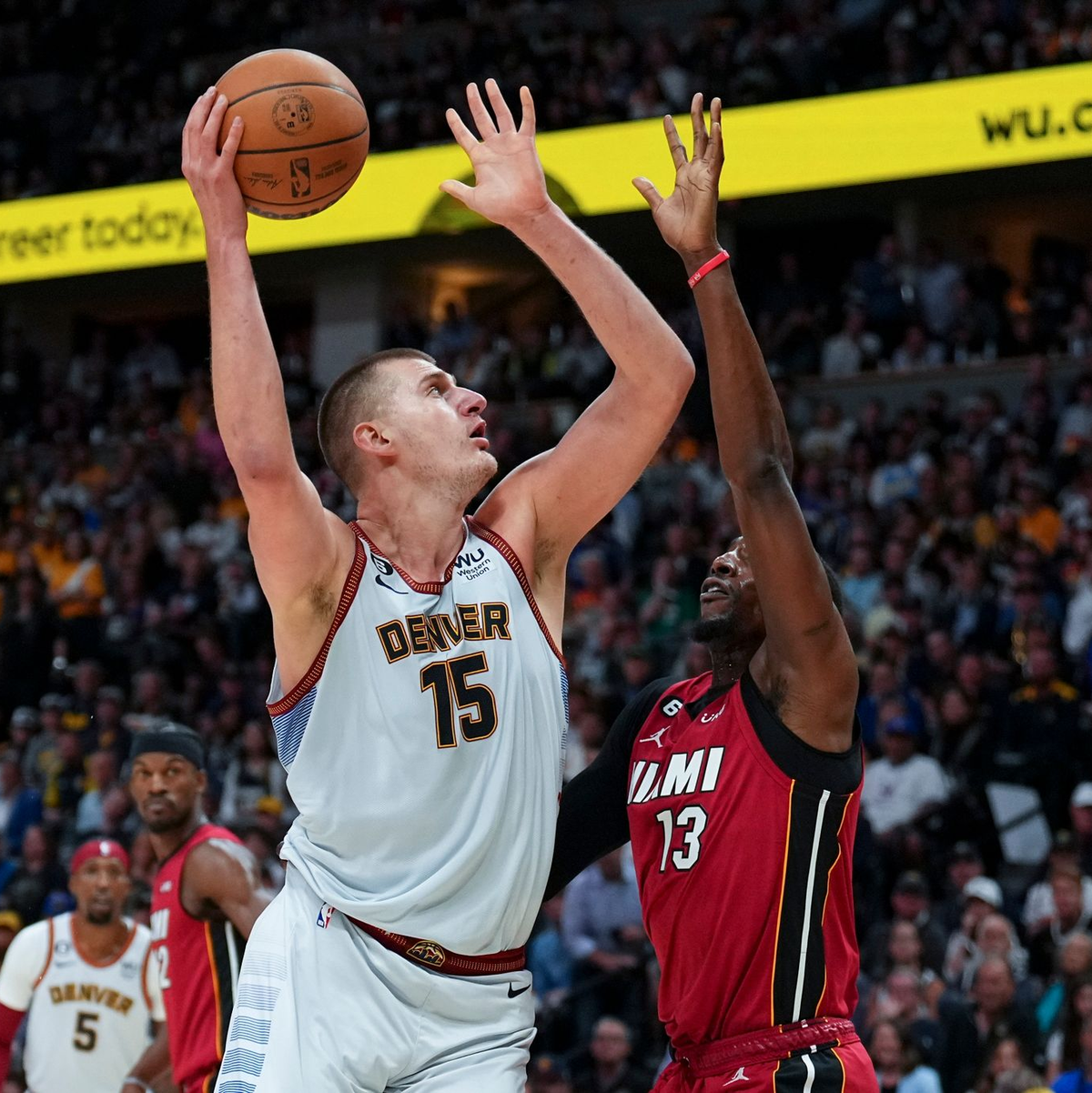 Denver Nuggets-Center Nikola Jokic (15) wirft über Miami Heat-Center Bam Adebayo. - Foto: Jack Dempsey/AP/dpa