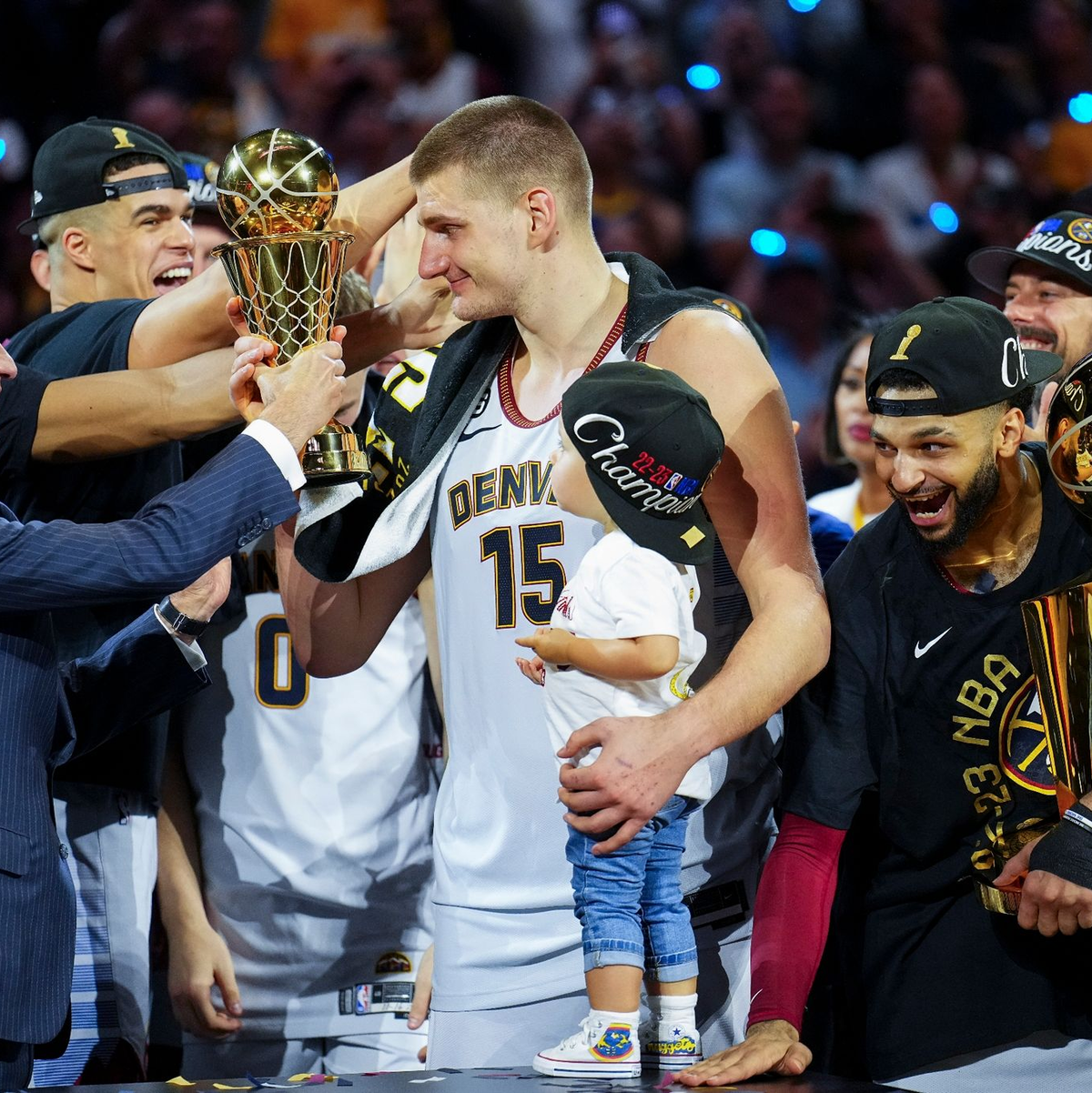 NBA-Commissioner Adam Silver (l) überreicht die MVP-Trophäe an Nuggets-Center Nikola Jokic (M.). - Foto: Jack Dempsey/AP/dpa