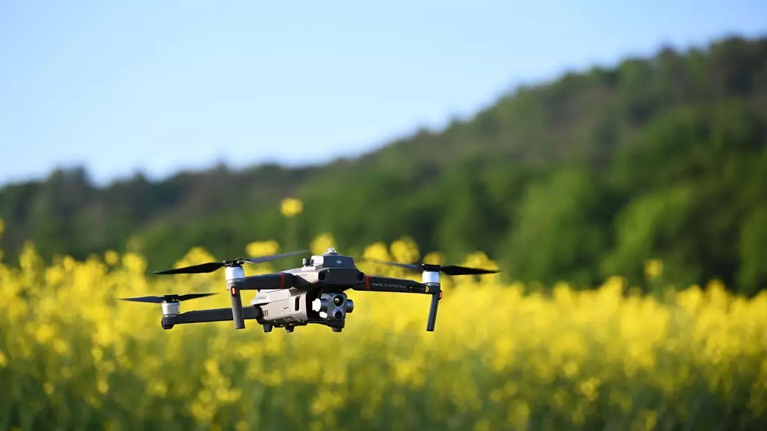 Eine Drohne startet zum Flug über ein Feld im Landkreis Haßberg in Bayern. - Bild: Pia Bayer/dpa
