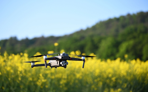 Eine Drohne startet zum Flug über ein Feld im Landkreis Haßberg in Bayern. - Foto: Pia Bayer/dpa