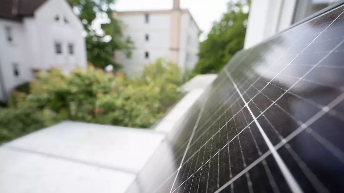 Ein Balkonkraftwerk hängt an einem Balkon. Die Nachfrage nach der eigenen Solaranlage auf dem Dach ist in Deutschland sprunghaft gestiegen. - Bild: Sebastian Christoph Gollnow/dpa