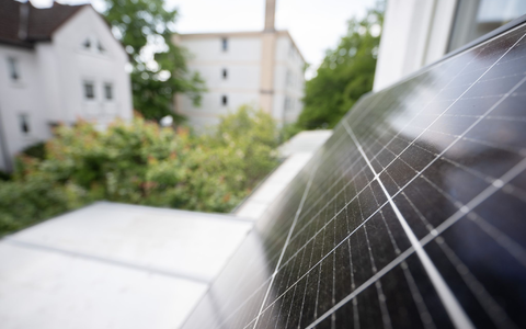 Ein Balkonkraftwerk hängt an einem Balkon. Die Nachfrage nach der eigenen Solaranlage auf dem Dach ist in Deutschland sprunghaft gestiegen. - Foto: Sebastian Christoph Gollnow/dpa
