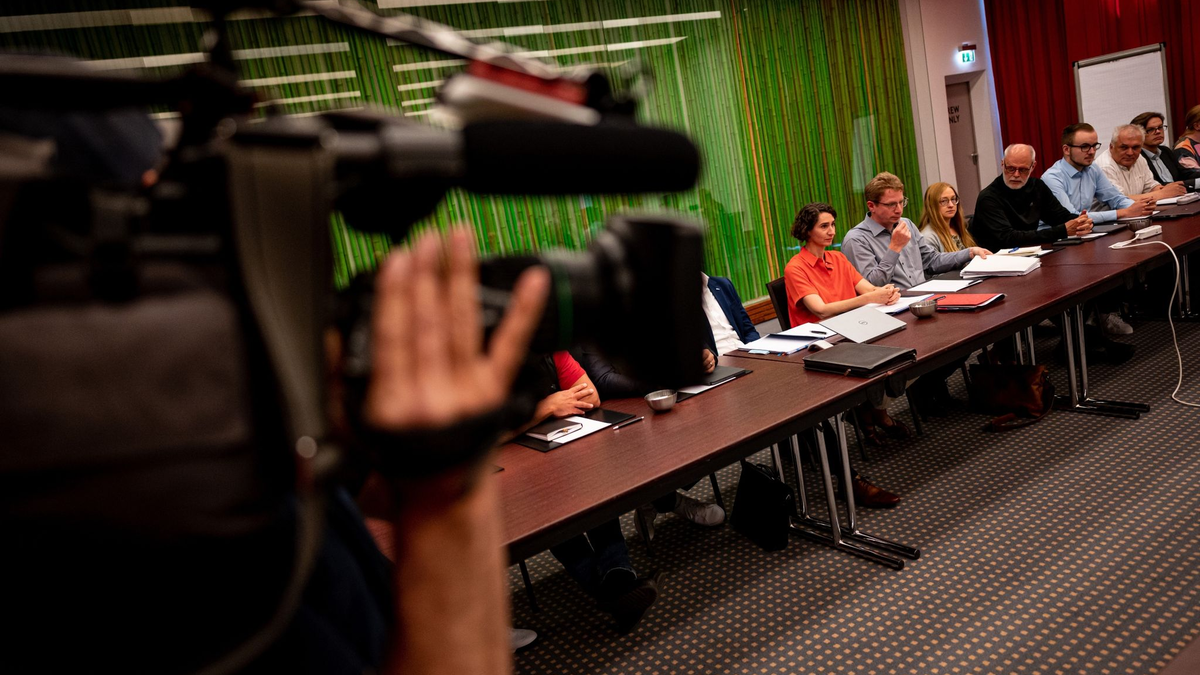 Vertreter der Eisenbahn- und Verkehrsgewerkschaft EVG sitzen am Verhandlungstisch. - Foto: Fabian Sommer/dpa