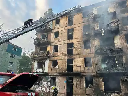 Feuerwehrleute löschen ein Feuer, nachdem Raketen in ein mehrstöckiges Wohnhaus eingeschlagen sind. - Foto: Uncredited/Dnipro Regional AdministrationAP/dpa