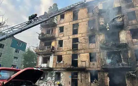 Feuerwehrleute löschen ein Feuer, nachdem Raketen in ein mehrstöckiges Wohnhaus eingeschlagen sind. - Foto: Uncredited/Dnipro Regional AdministrationAP/dpa