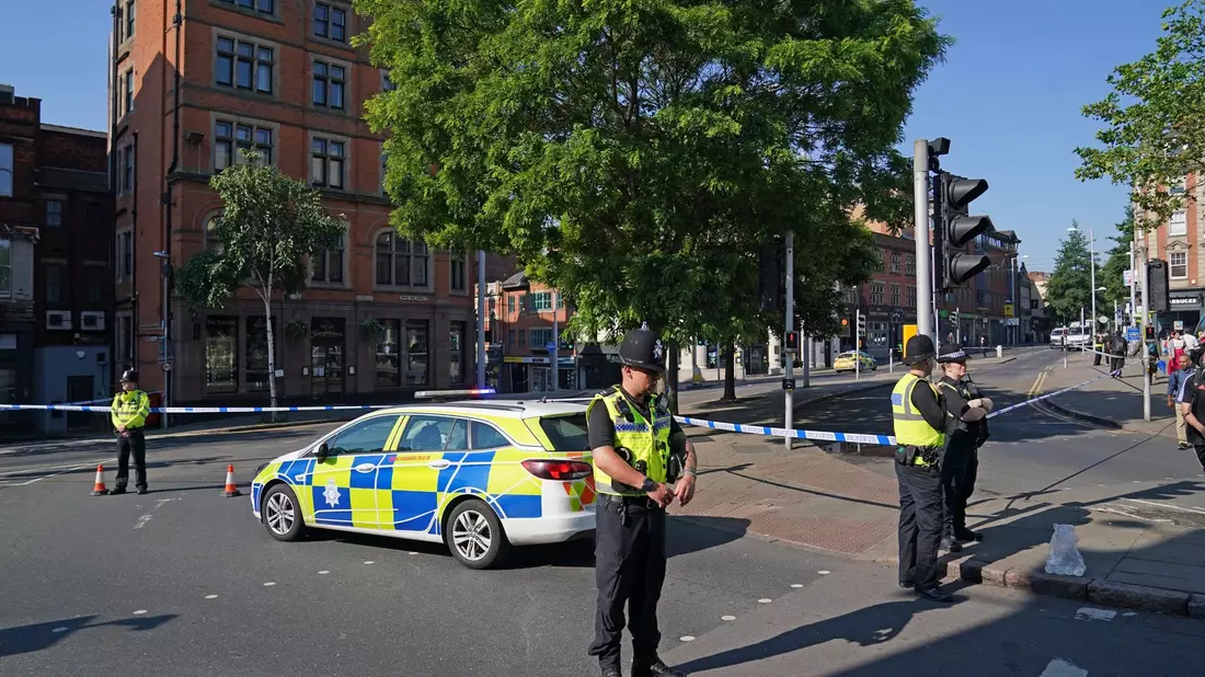 Polizisten sperren eine Kreuzung im Zentrum der englischen Stadt Nottingham. - Bild: Jacob King/PA Wire/dpa