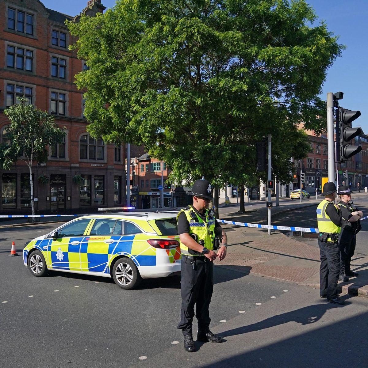 Polizisten sperren eine Kreuzung im Zentrum der englischen Stadt Nottingham. - Foto: Jacob King/PA Wire/dpa