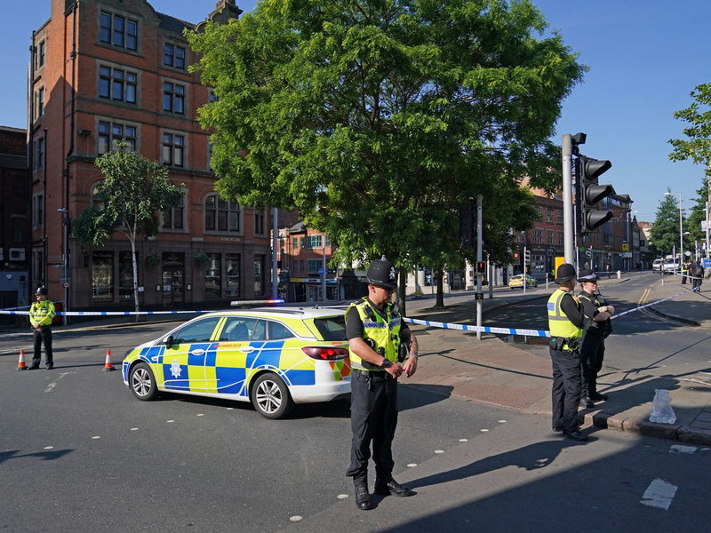 Polizisten sperren eine Kreuzung im Zentrum der englischen Stadt Nottingham. - Foto: Jacob King/PA Wire/dpa