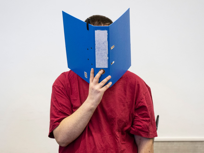 Der Angeklagte soll die Schülerin Ayleen erwürgt und in einem See versenkt haben. - Foto: Boris Roessler/dpa