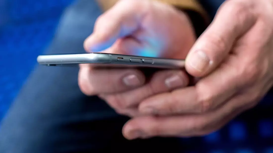 Ein neues Projekt der Deutschen Bahn und verschiedener Telekommunikationsfirmen soll ein stabiles Handynetz an Bahngleisen gewährleisten. - Bild: Hauke-Christian Dittrich/dpa