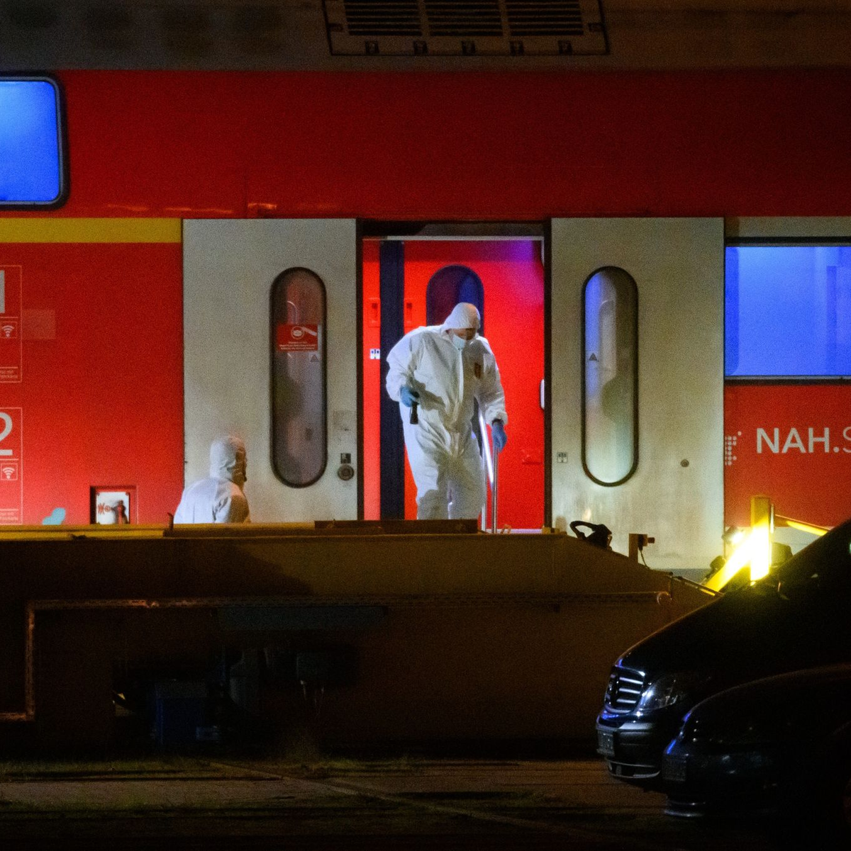 Mitarbeiter der Spurensicherung und Polizeibeamte sind am Tatort im Einsatz. - Foto: Jonas Walzberg/dpa