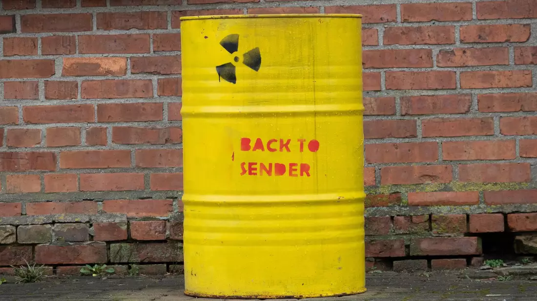 Ein Fass mit der Aufschrift «Back to sender» und einem Atomzeichen steht vor einem Haus in der Ortschaft Bleckenstedt bei Salzgitter in der Nähe vom Schacht Konrad. - Bild: Mia Bucher/dpa