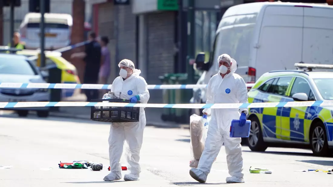 Beamte der Spurensicherung in Nottingham. Im Zentrum der englischen Stadt sind drei Menschen getötet worden. - Bild: Zac Goodwin/PA Wire/dpa