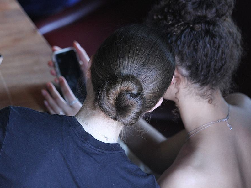 Junge Frauen mit Smartphone - Foto: ?ber dts Nachrichtenagentur