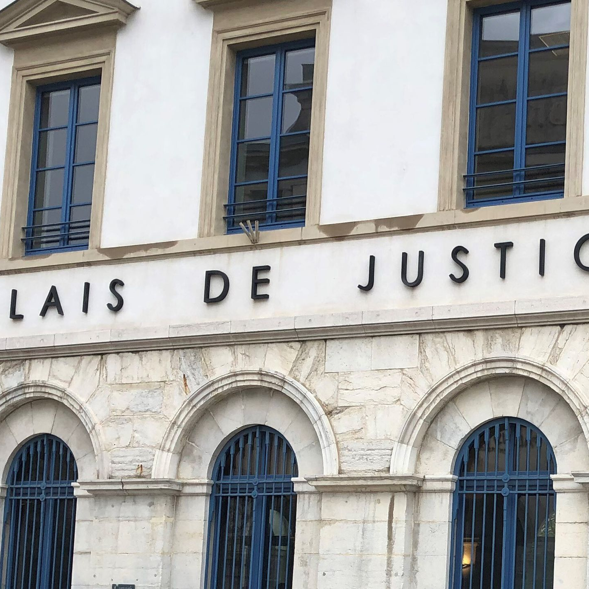 Im südfranzösischen Valence steht ein 48 Jahre alter Mann vor Gericht, der zwei Personalleiterinnen und eine Arbeitsamtsmitarbeiterin erschossen haben soll. - Foto: Michael Evers/dpa