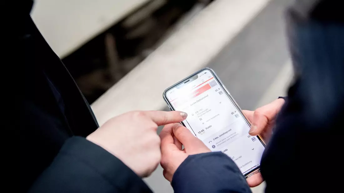 Im November soll es für die «DB-Navigator»-App ein Update mit neuen Funktionen geben. - Bild: Zacharie Scheurer/dpa-tmn