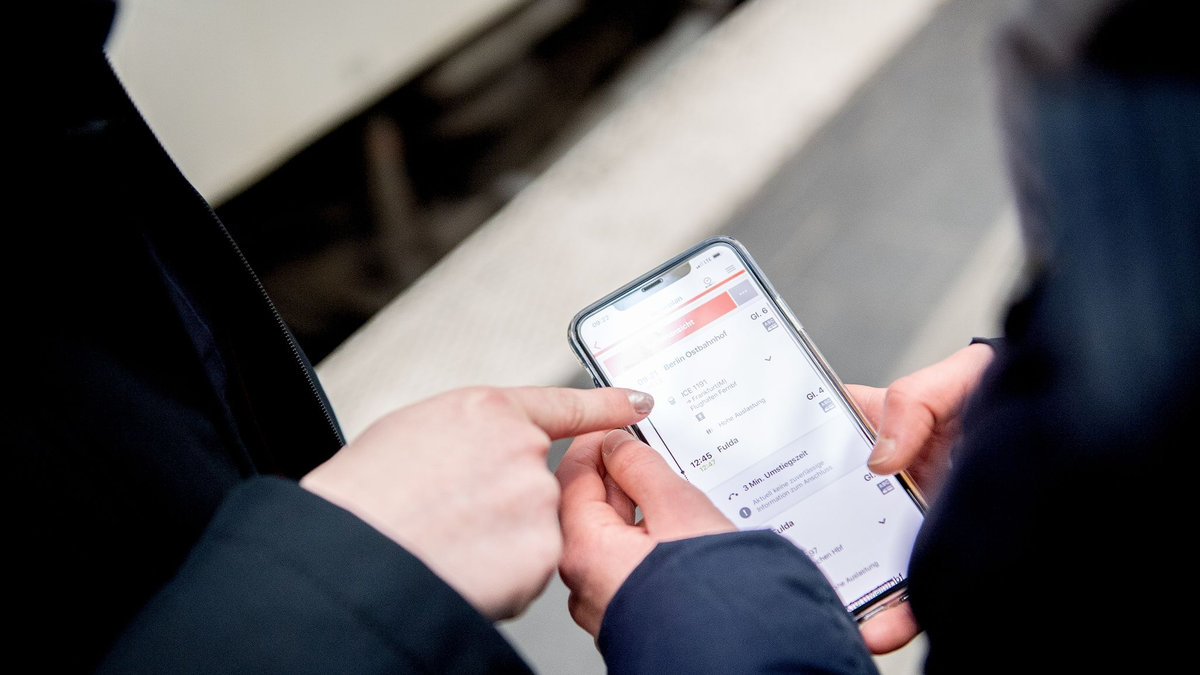Im November soll es für die «DB-Navigator»-App ein Update mit neuen Funktionen geben. - Foto: Zacharie Scheurer/dpa-tmn