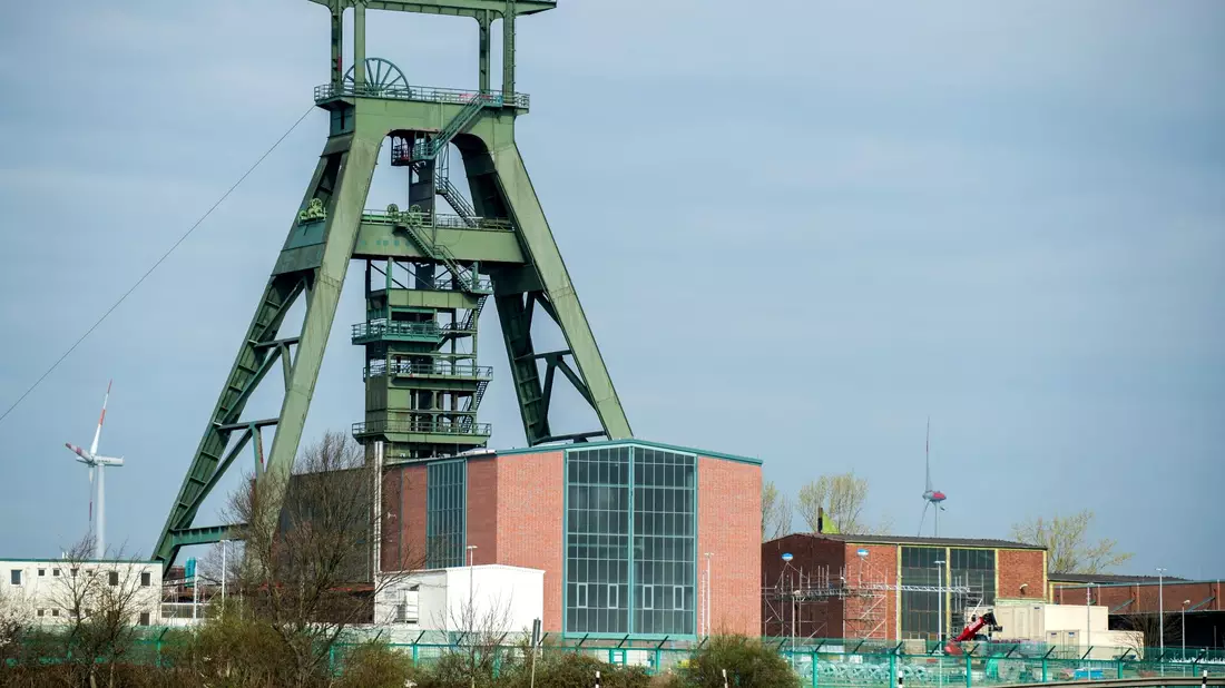 Der Förderturm von Schacht Konrad in Salzgitter. - Bild: Hauke-Christian Dittrich/dpa