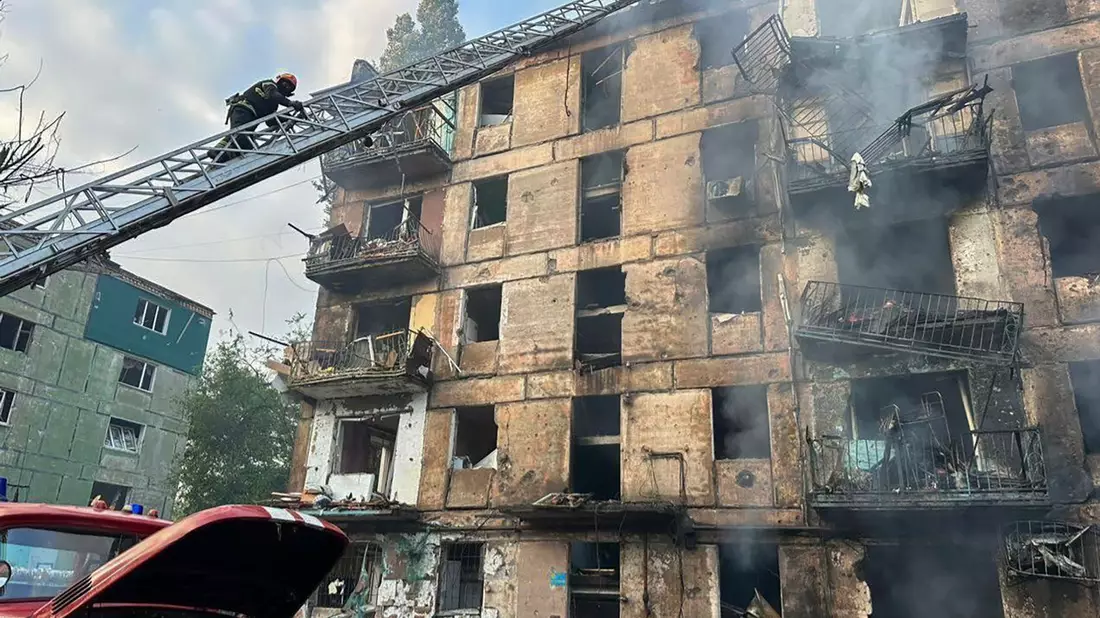 Feuerwehrleute im Einsatz, nachdem Raketen in ein mehrstöckiges Wohnhaus in Kryvyi Rih eingeschlagen sind. - Bild: Dnipro Regional AdministrationAP/dpa