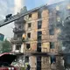 Feuerwehrleute im Einsatz, nachdem Raketen in ein mehrstöckiges Wohnhaus in Kryvyi Rih eingeschlagen sind. - Bild: Dnipro Regional AdministrationAP/dpa