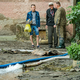 Mit Schläuchen wird das Wasser aus den überfluteten Häusern in Cherson gepumpt. - Foto: Celestino Arce Lavin/ZUMA Press Wire/dpa