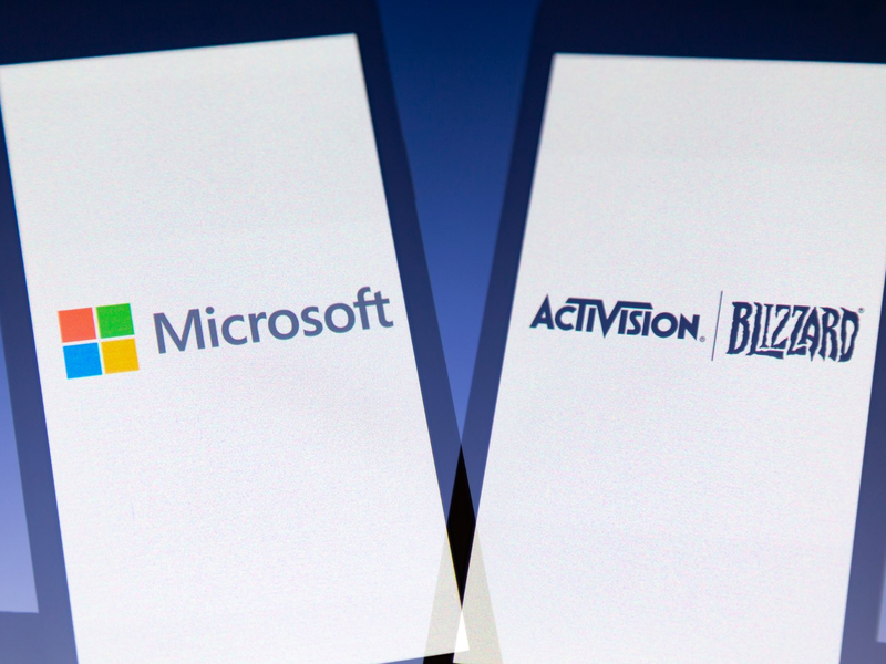 Die Logos des amerikanischen multinationalen Technologiekonzerns Microsoft und des Videospielunternehmens Activision Blizzard. - Foto: Andre M. Chang/ZUMA Press Wire/dpa